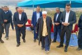 Kaymakam ve lider pirin önünde el pençe