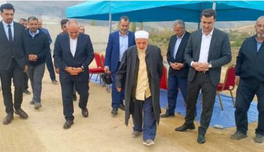 Kaymakam ve lider pirin önünde el pençe