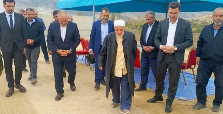 Kaymakam ve lider pirin önünde el pençe