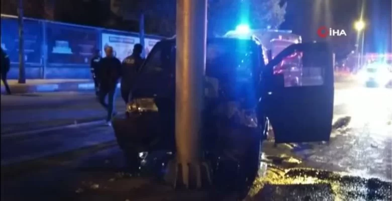Minibüs taraf levhasına çarptı, şoför yaralandı