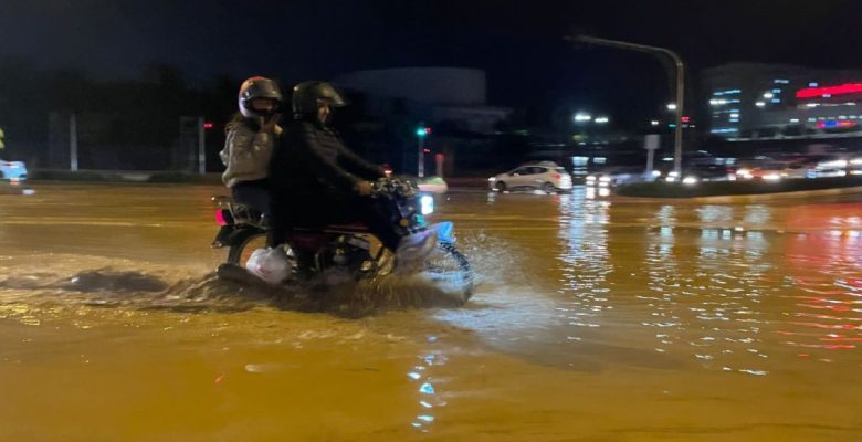 Sağanak yağış hayatı felç etti