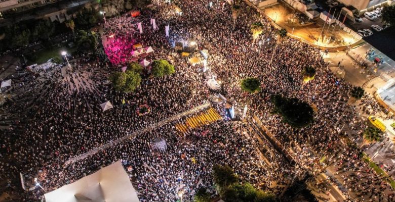 Tel Aviv’de binlerce kişi sokağa çıktı