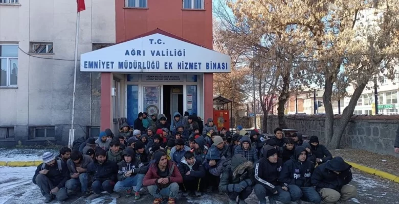 Ağrı’da 85 sistemsiz göçmen yakalandı, şoför gözaltına alındı