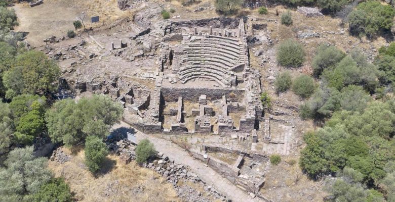 Aigai Antik Kenti’nde 1900 yıllık antik yol gün yüzüne çıkarıldı
