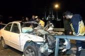 Ataşehir’de araba bariyerlere saplandı, şoför sıkıştı