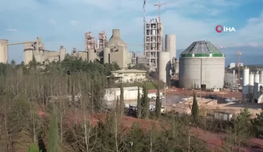 Bursa Çimento Fabrikası’ndan çıkan dumanlar kentin hava kalitesini düşürüyor