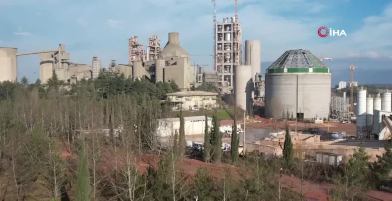 Bursa Çimento Fabrikası’ndan çıkan dumanlar kentin hava kalitesini düşürüyor