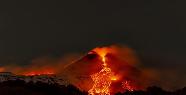 Etna Yanardağı lav püskürtmeye devam ediyor