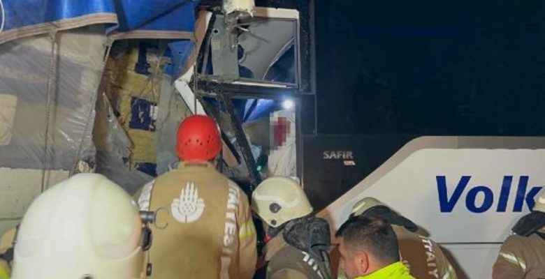 Eyüpsultan’da yolcu otobüsü ile TIR çarpıştı: 1 meyyit 31 yaralı