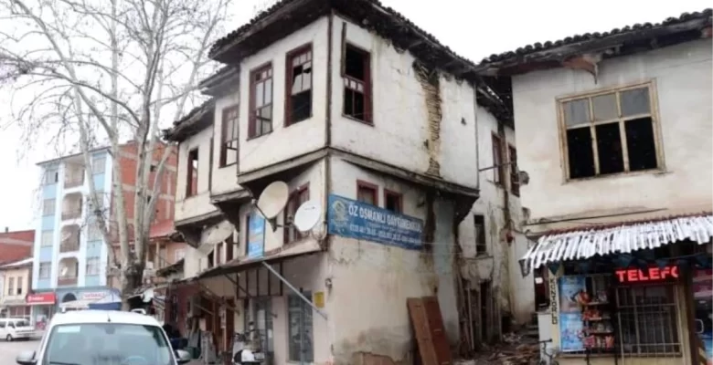 Gölpazarı’nda Taşhan Meydanı’nda sokak sağlıklaştırma ve cephe güzelleştirme çalışmaları başladı
