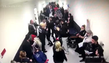 Hasta yakını, acilde kız kardeşinin saçına dokunan hekimi darbetti
