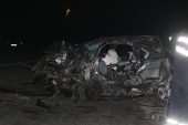 İki araba baş başa çarpıştı: 2 meyyit, 3 yaralı