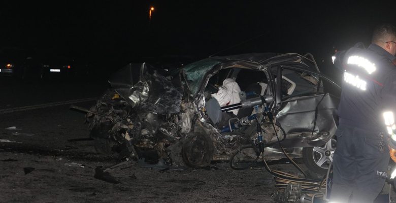 İki araba baş başa çarpıştı: 2 meyyit, 3 yaralı