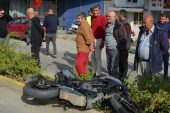 İki motosikletli çarpıştı, biri kamyonun altında kalıp öldü
