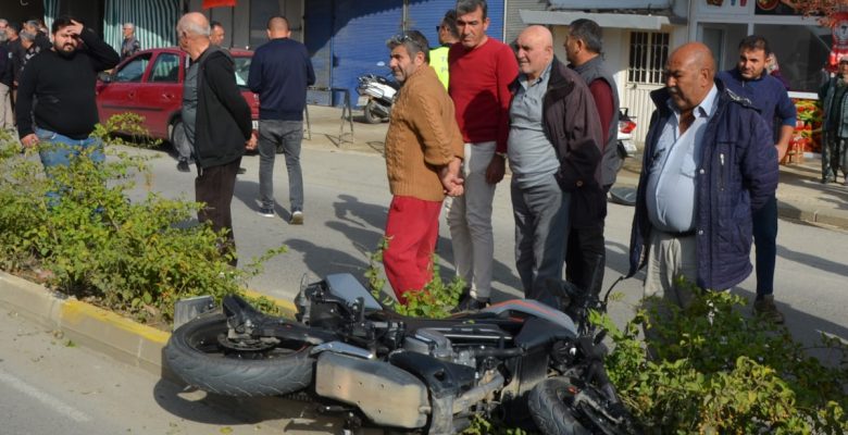 İki motosikletli çarpıştı, biri kamyonun altında kalıp öldü