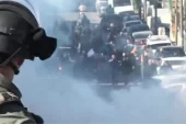 İsrail polisi, Mescid-i Aksa’da namaz kılan Müslümanların üzerine gaz bombası attı
