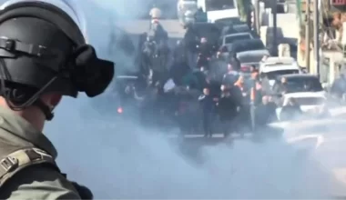 İsrail polisi, Mescid-i Aksa’da namaz kılan Müslümanların üzerine gaz bombası attı