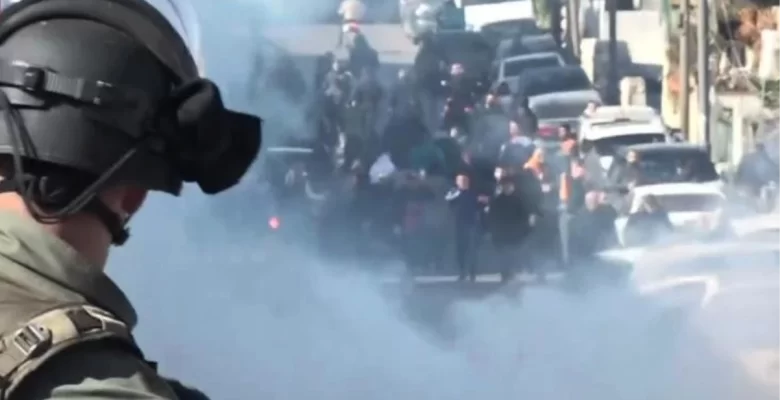 İsrail polisi, Mescid-i Aksa’da namaz kılan Müslümanların üzerine gaz bombası attı