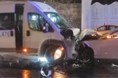 İstanbul’un göbeğinde feci kaza! Araba, servisle baş başa çarpıştı: 9 yaralı