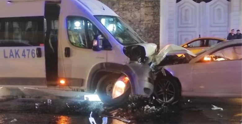İstanbul’un göbeğinde feci kaza! Araba, servisle baş başa çarpıştı: 9 yaralı