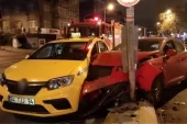 Maltepe’de alkollü şoför caddeye çıkarken ticari taksiye çarptı
