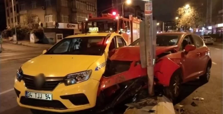 Maltepe’de alkollü şoför caddeye çıkarken ticari taksiye çarptı