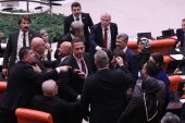 Meclis tekrar karıştı: AKP’li vekil CHP’li vekilin üzerine yürüdü