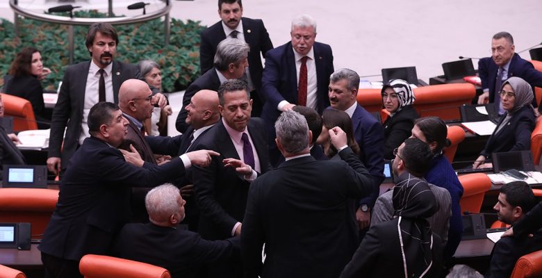 Meclis tekrar karıştı: AKP’li vekil CHP’li vekilin üzerine yürüdü