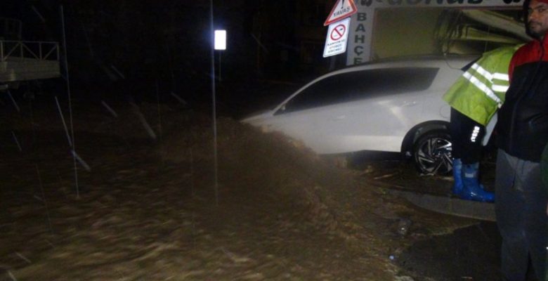 Mudanya’da dereler taştı, araçlar sular içinde kaldı 