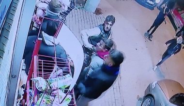 Silahlı kümeden kaçıp markete sığındılar