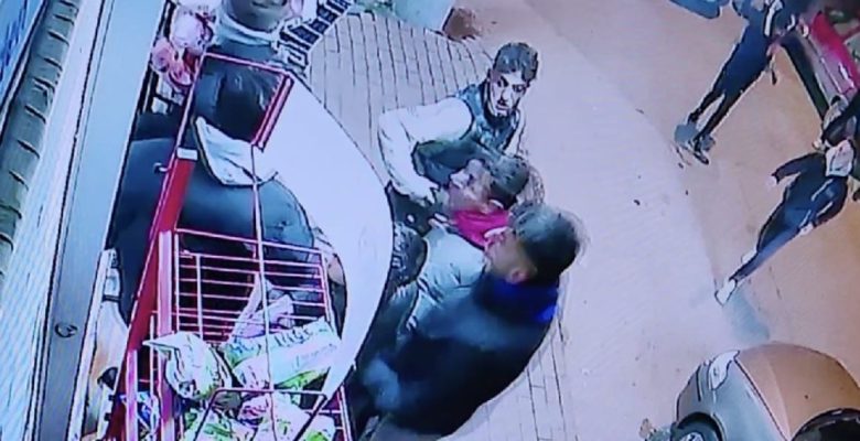 Silahlı kümeden kaçıp markete sığındılar