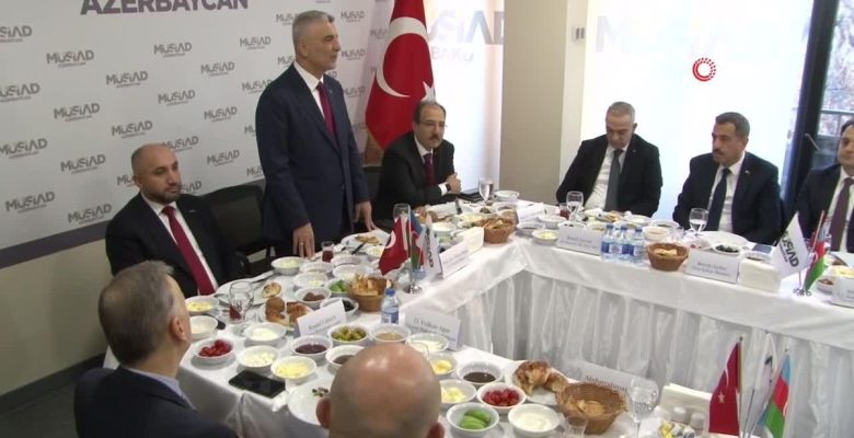 Ticaret Bakanı Bolat Azerbaycan’da iş adamlarıyla bir ortaya geldiTicaret Bakanı Ömer Bolat Azerbaycan’da