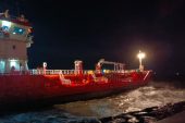 Zeytinburnu açıklarında karaya oturan tankerin mürettebatı kurtarıldı