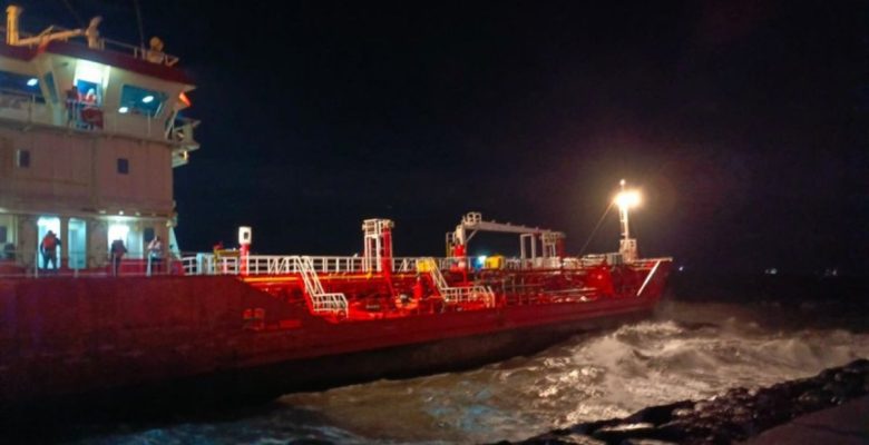 Zeytinburnu açıklarında karaya oturan tankerin mürettebatı kurtarıldı