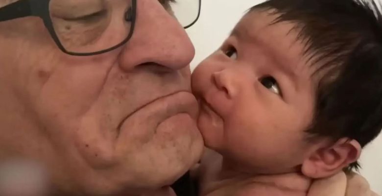 80 yaşındaki Robert De Niro, 9 aylık bebeğiyle ilgili konuşurken duygulandı