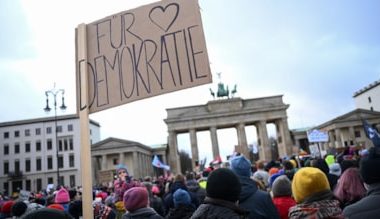 Almanya’da binlerce kişi çok sağa karşı toplandı