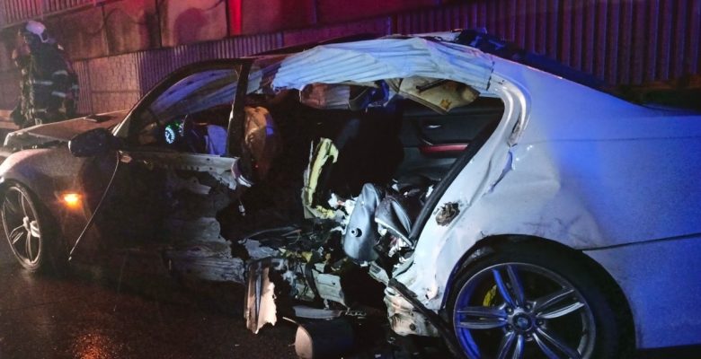 Bariyere çarpan araba hurdaya döndü: 2 meyyit