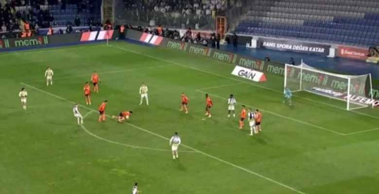 Başakşehir – Fenerbahçe maçının tartışmalı durumları: Hakem yorumcuları son dakika penaltısına ne dedi