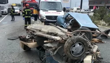 Denizli’de Araba Aydınlatma Direğine Çarptı: 3 Yaralı