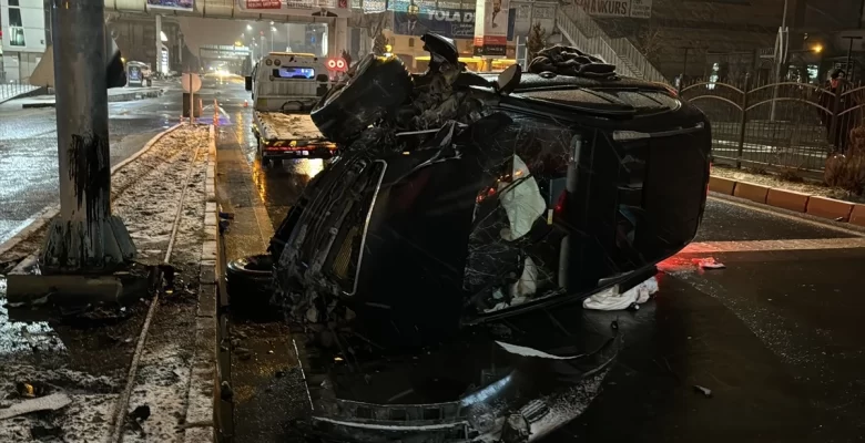 Elazığ’da araba refüje çarparak devrildi, 6 kişi yaralandı