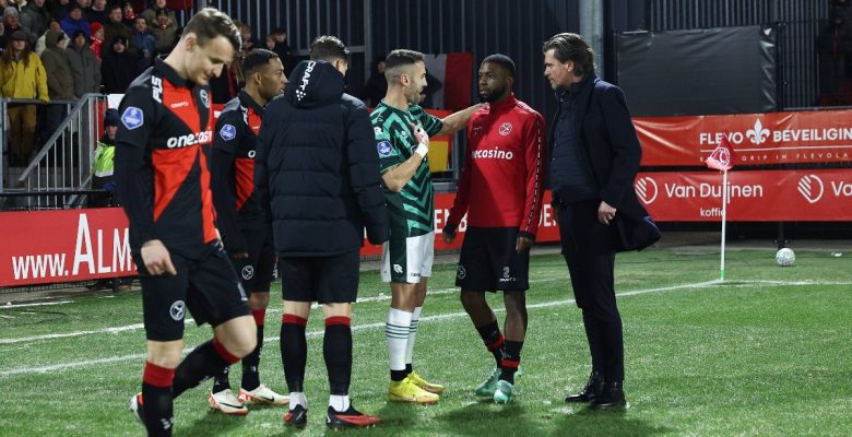 Futbolcular yeri beğenmeyince maç ertelendi