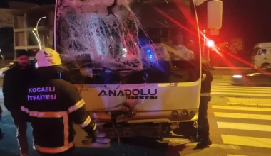 Gölcük’te Midibüsler Çarpıştı: 1 Yaralı