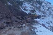 Heyelan sonrası 15 kişi mahsur kaldı