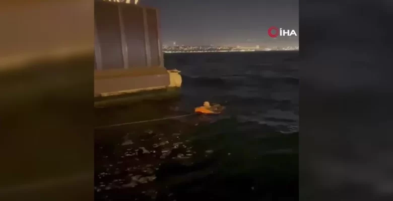 İstanbul Boğazı’nda can pazarı! Vapurdan düşen şahsı, denize atlayan midyeci kurtardı