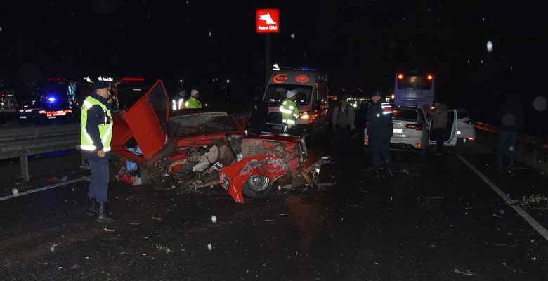 Manisa’da kaza üstüne kaza: 2 meyyit, 3 yaralı