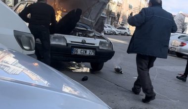 Sivas’ta arabanın motoru yandı: Şoför montuyla söndürmeye çalıştı