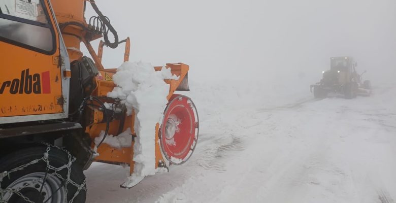 Tokat-Sivas kara yolu kar nedeniyle ağır tonajlı araçların geçişine kapatıldı