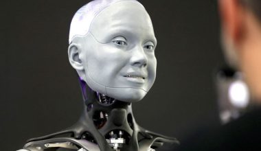 Yapay zeka robotu denetimden çıktı, küfürler havada uçuştu