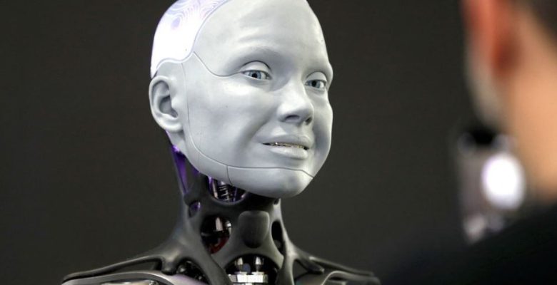 Yapay zeka robotu denetimden çıktı, küfürler havada uçuştu