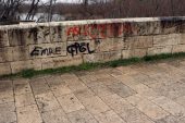 800 yıllık köprüye sprey boya